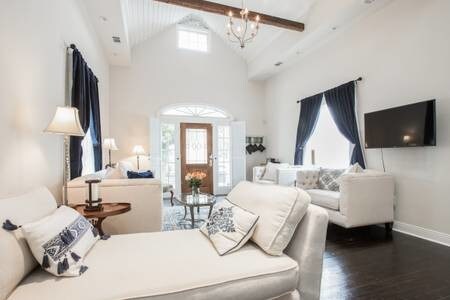 Sala de estar con "diván" - 1618 Kerlerec St