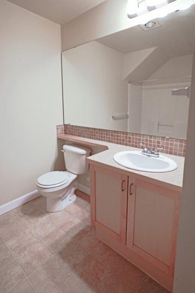 Foto del edificio - 3 Bedroom 3 Bath Townhouse End Unit