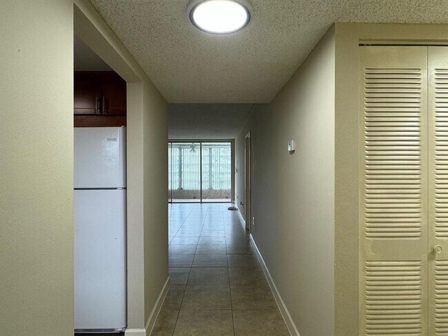 Foto del edificio - 8341 Sands Point Blvd