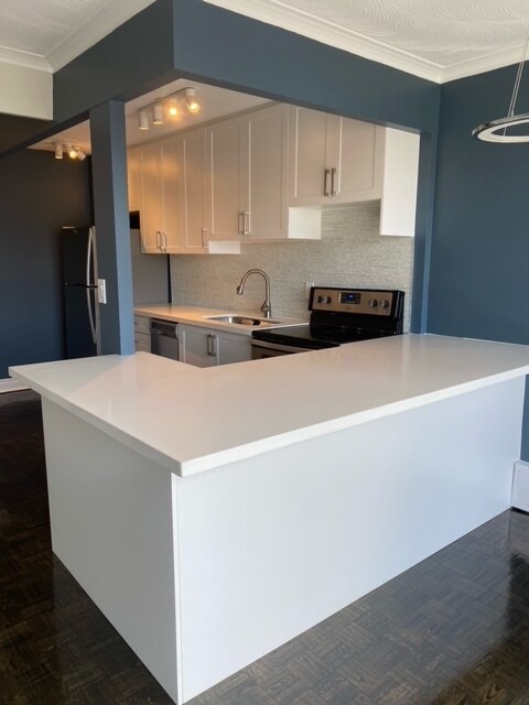 Photo du bâtiment - Beautiful 1 Bedroom, Balcony with Lake View and Full Marble Bathroom