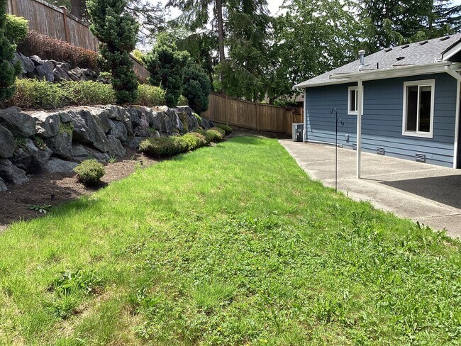 Building Photo - 3 Bedroom Rambler - New Paint Throughout