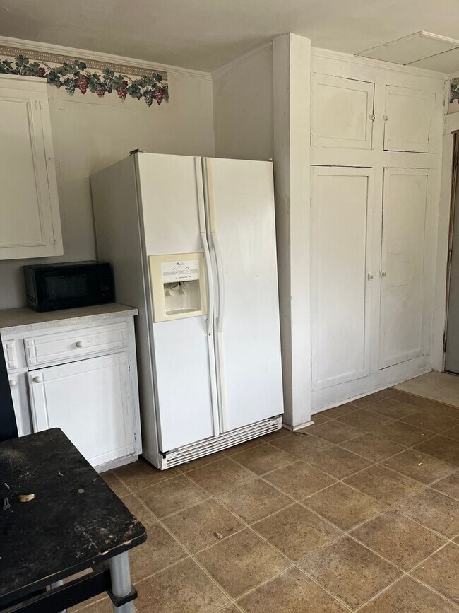 Building Photo - 2 BEDROOM QUAINT HOUSE ON THE CORNER!!!