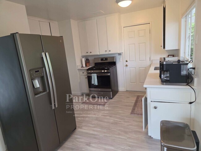 Foto del edificio - Super Cute Carmel Home Available for Long ...