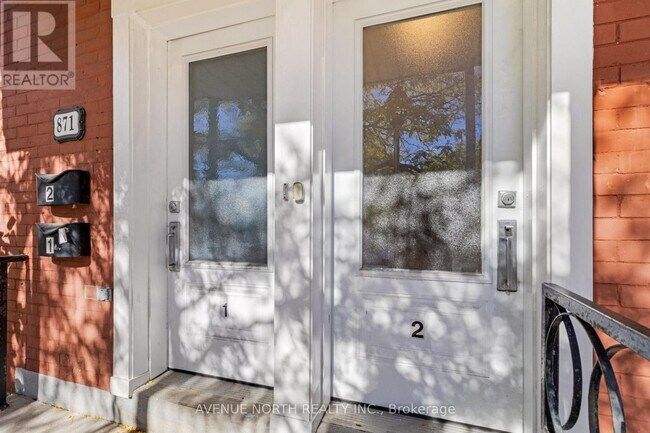 Photo du bâtiment - 871-871 Somerset St W