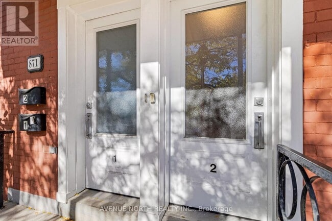 Building Photo - 871 Somerset St W