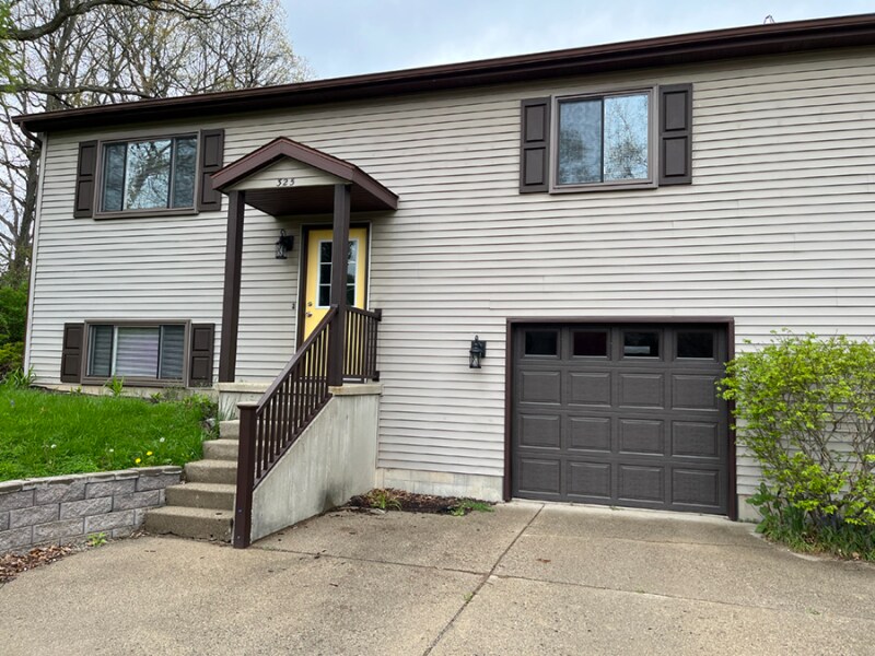 Primary Photo - 325 Lamoreaux Dr NW