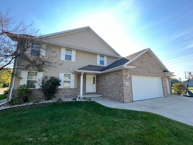 Building Photo - Duplex in Howard or Green Bay