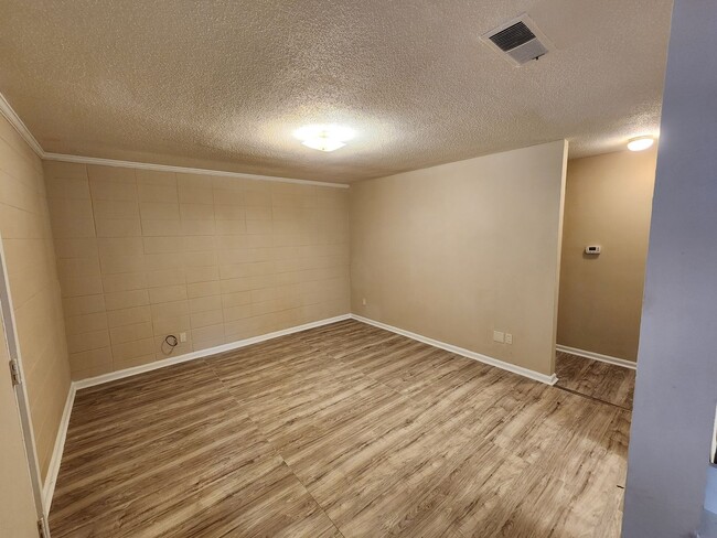 Building Photo - Comfy One Bedroom Apartment