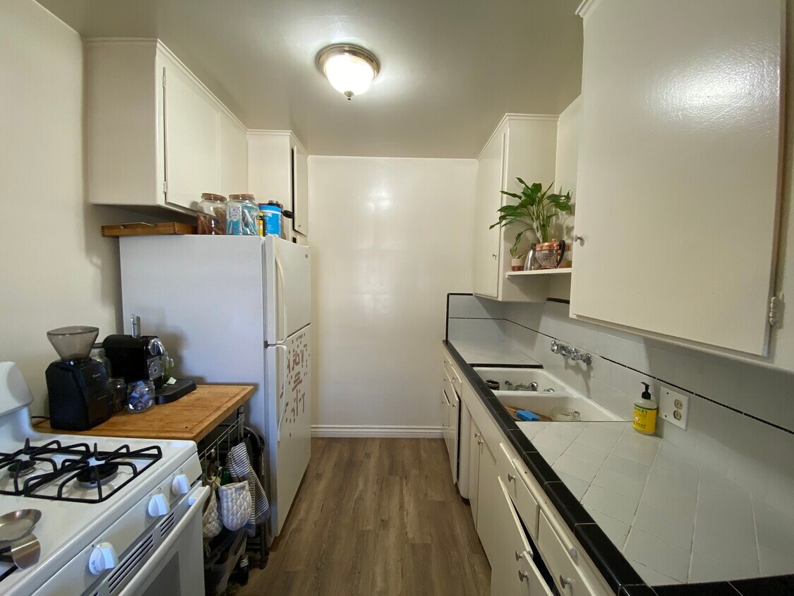 Kitchen - 13950 Burbank Blvd