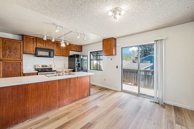 Building Photo - Spacious 3BD 2 Bath Home