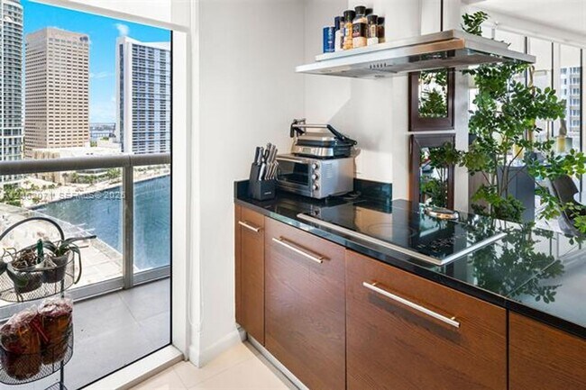 Building Photo - 495 Brickell Ave