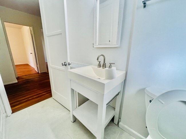 Building Photo - Beautiful Lake Balboa Single Family Home: 3 Bedroom/1 Bathroom/ 2-car garage