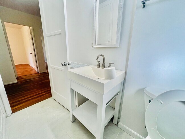 Foto del edificio - Beautiful Lake Balboa Single Family Home: 3 Bedroom/1 Bathroom/ 2-car garage