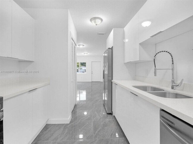Foto del edificio - 2448 NW 42nd St