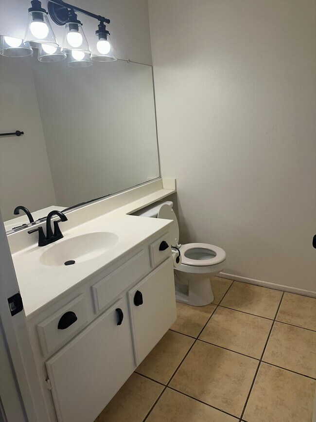 Foto del edificio - 1050 Harbor Heights Dr