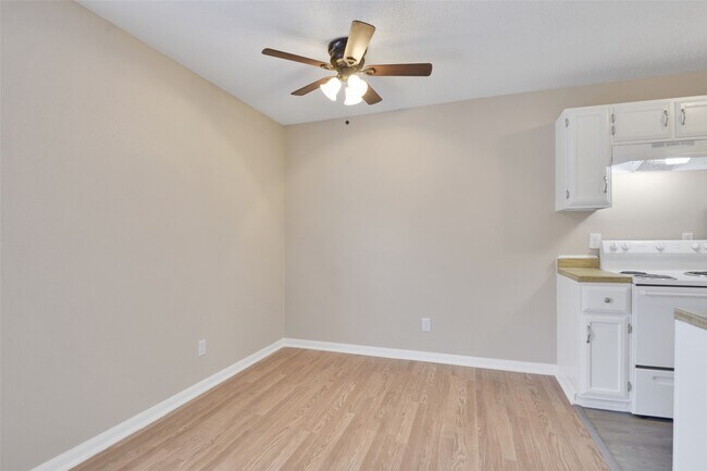 Foto del edificio - 1300 Baker Ave