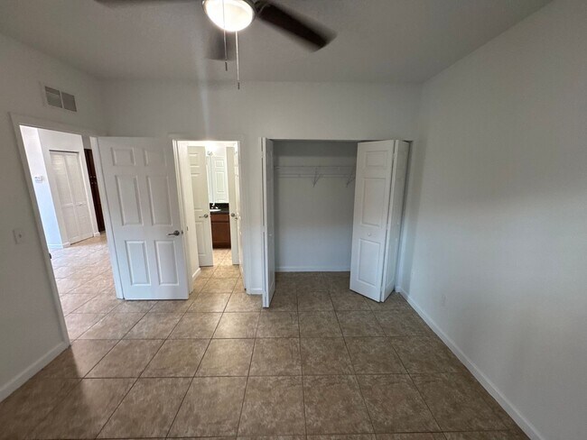 Foto del interior - 1025-1035 NE 10th Ave