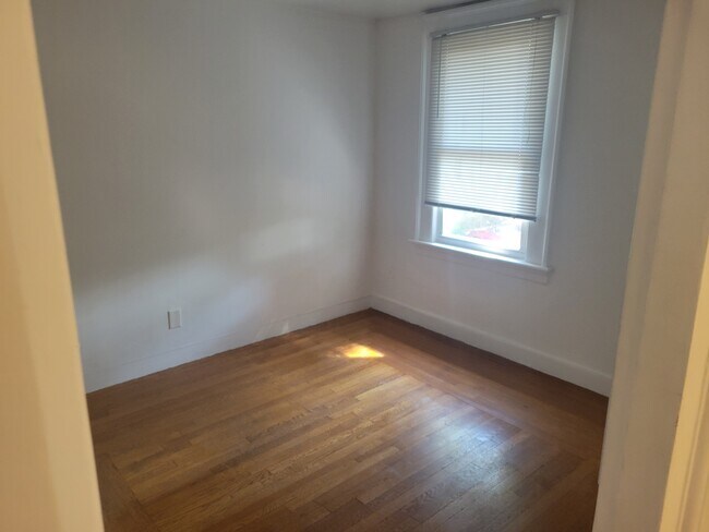 Main floor Bed 2 - 88 Bishop St