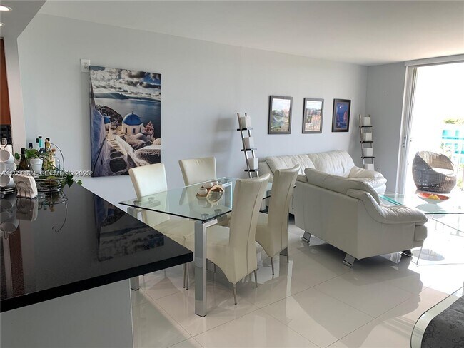 Foto del edificio - 650 NE 64th St