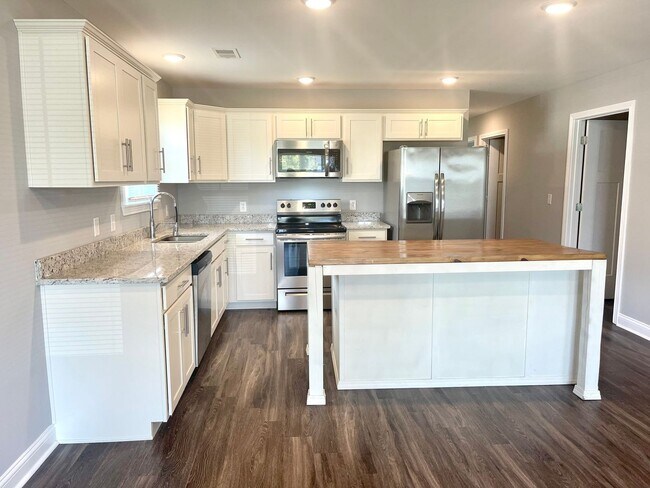 Building Photo - 3 Bedroom Single Family Home with Attached...