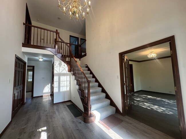 Building Photo - 1055 Knollwood Ln