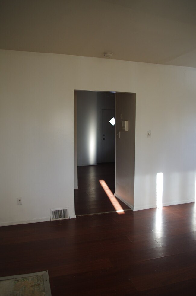 Building Photo - 2443 Woodstock Avenue, Unit 1