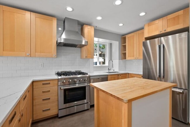 Building Photo - Gorgeous AIR CONDITIONED Coastal Home in C...