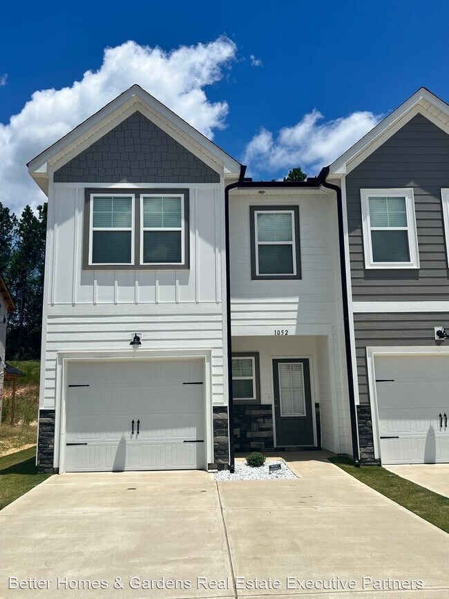 Building Photo - 3 br, 2.5 bath House - 1052 Linsmore Avenue