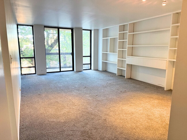 Building Photo - 1660 N La Salle Dr