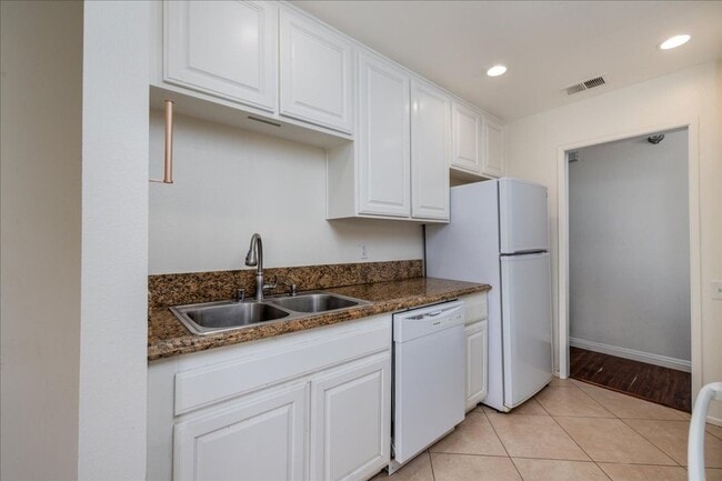 Building Photo - 3 Bed / 2 Bath Home with Two Car Garage!