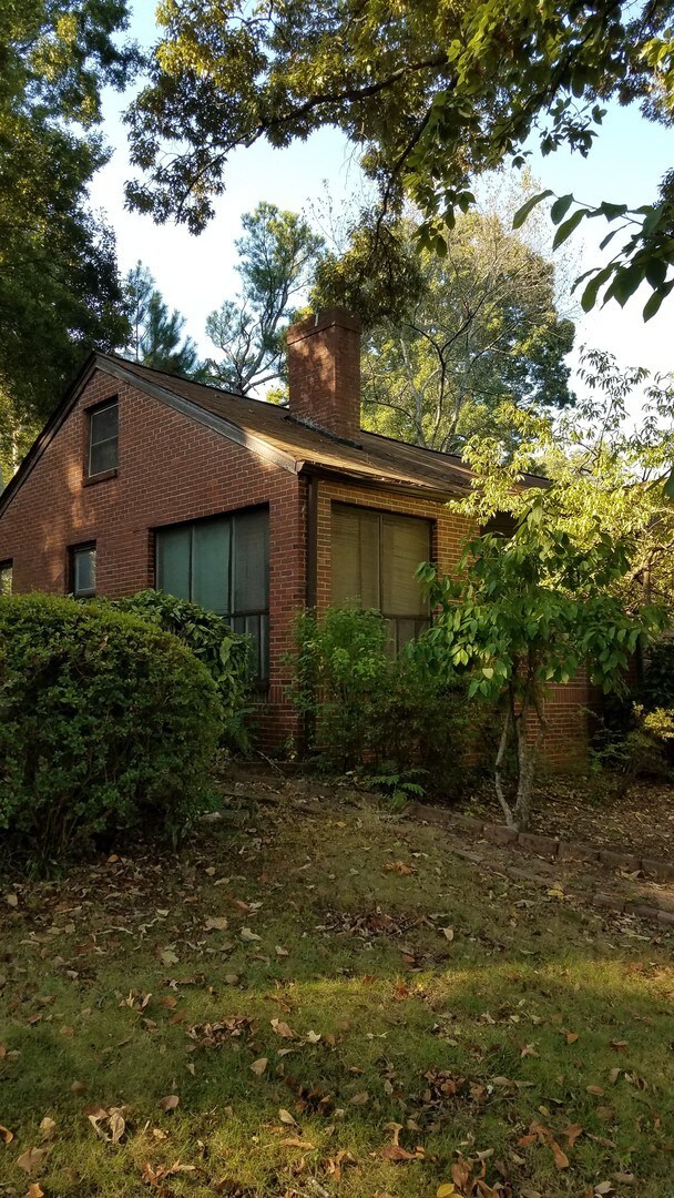 Building Photo - City of East Point Renovated Tudor Style Home