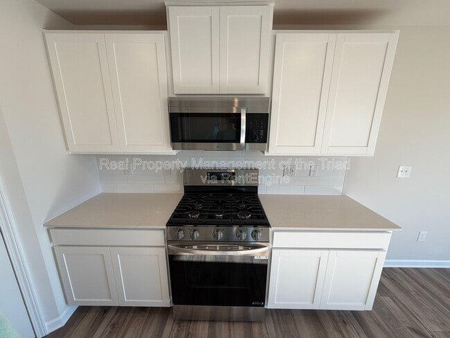 Building Photo - 329 Kingscote Wy