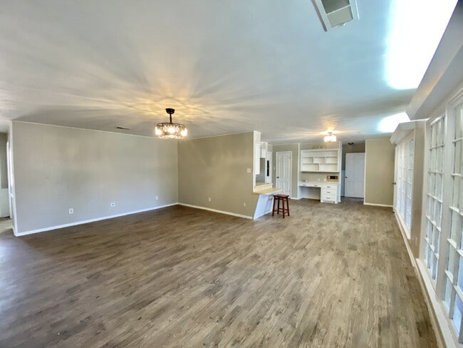 Building Photo - Spacious 4-Bedroom, 3-Bath Home in Central...