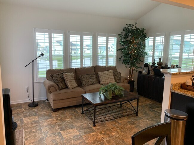 Building Photo - 688 Pleasant View Dr