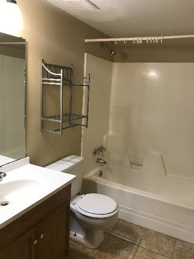 Building Photo - 2BEDROOM/ 2 BATH APARTMENT