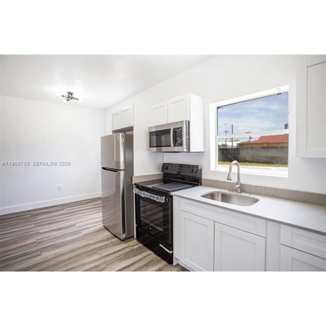 Foto del edificio - 2424 NW 7th Ct