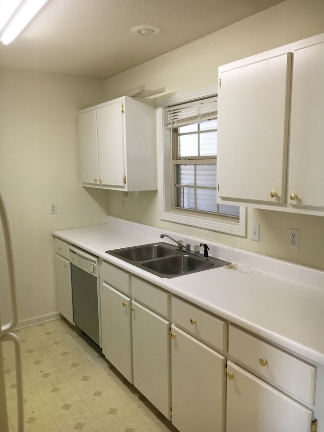 Building Photo - 75 Lannes West Dr