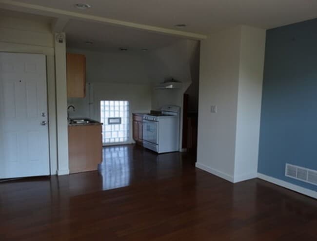 Building Photo - 1000 18th Ave SE