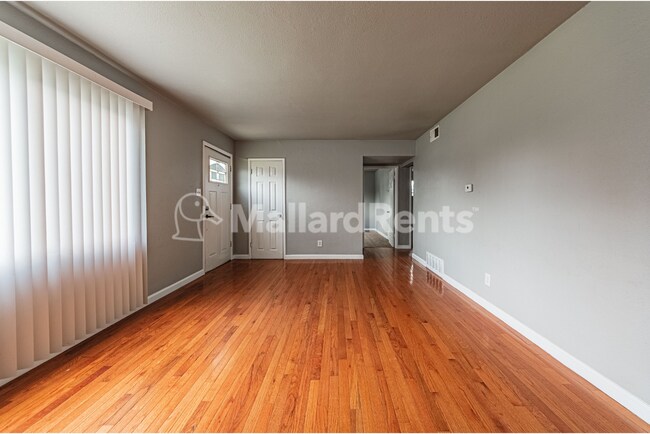 Building Photo - Move In Special $500 off August Rent!