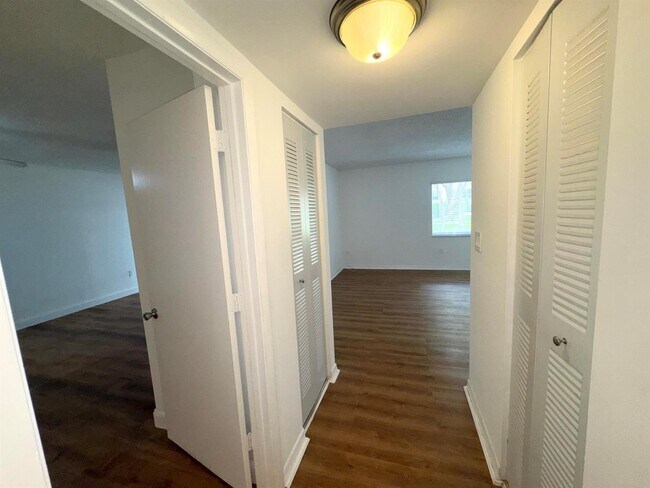 Building Photo - 701 N Pine Island Rd