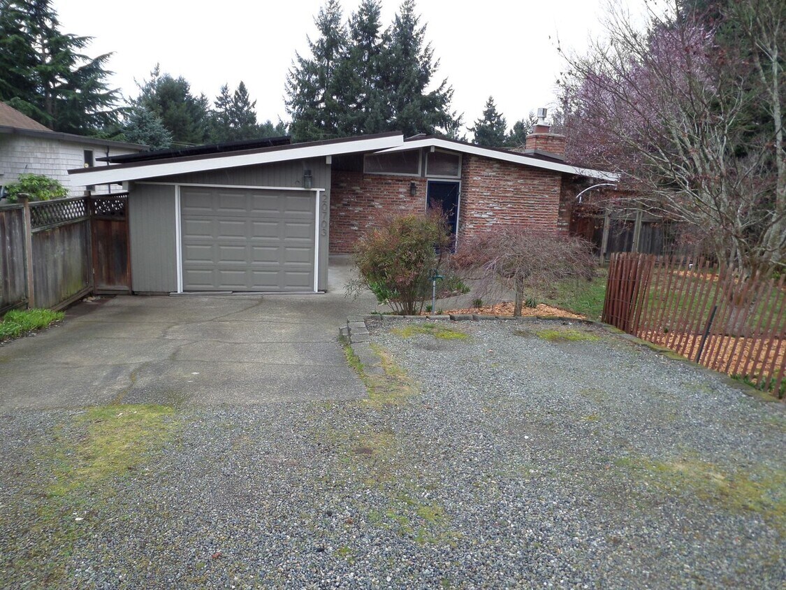 Foto principal - RARE FIND! Adorable 3-Bedroom Mid-Century ...
