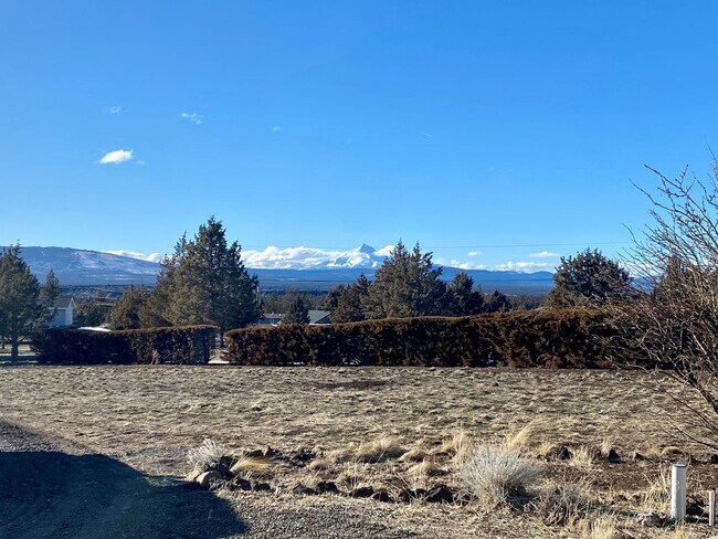 Building Photo - 3 Bedroom 2 Bathroom house in Crooked River Ranch with huge views and a shop!