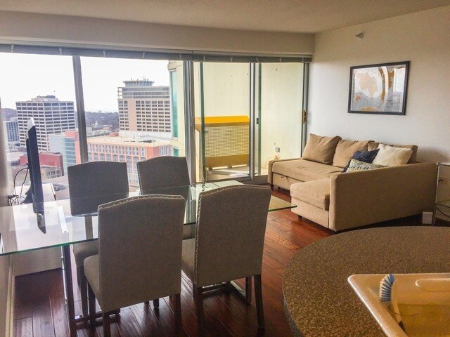 Foto del edificio - 1720 Maple Ave