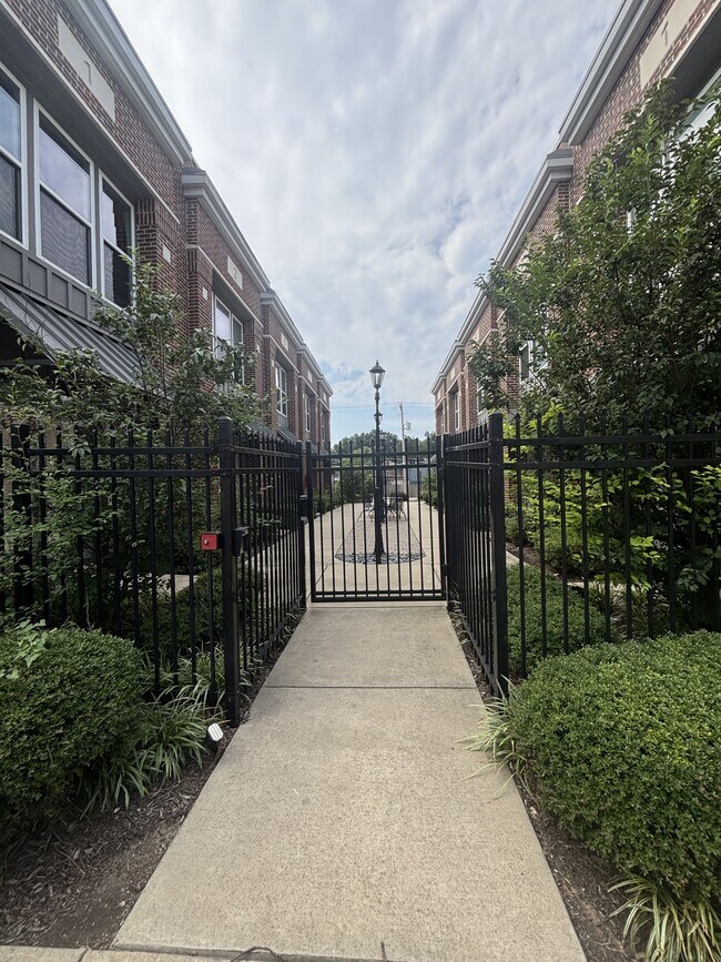 Foto del edificio - 1625 Monroe Ave