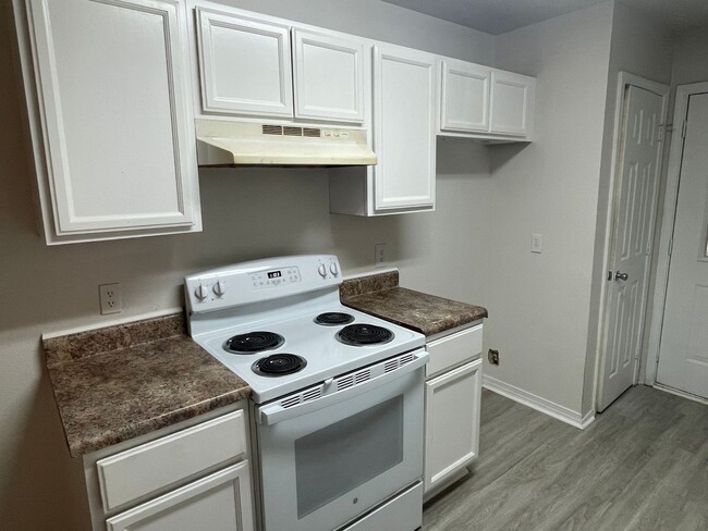 Building Photo - 3 BEDROOM 2 BATH READY FOR YOU!