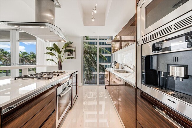 Foto del edificio - 3737 Collins Ave