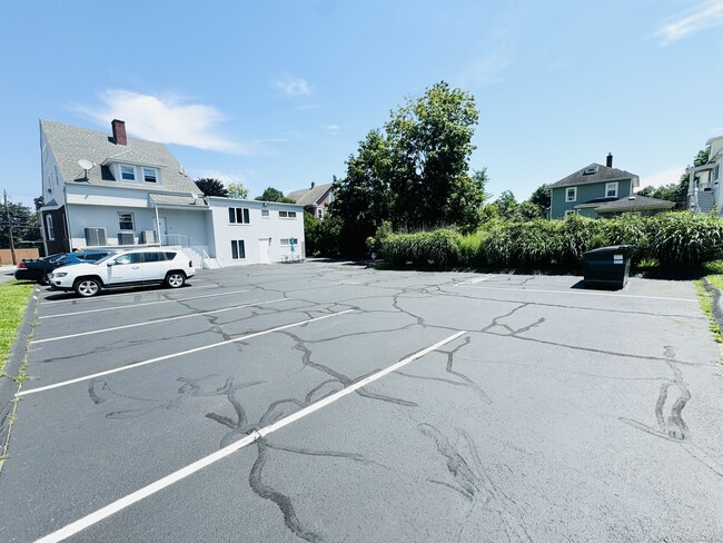 Building Photo - 425 Montauk Ave