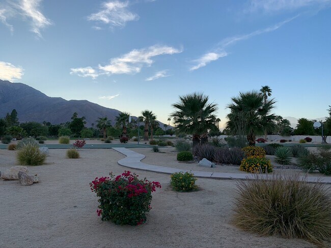 Building Photo - 2900 Sunflower Cir E