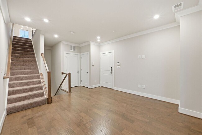 Building Photo - Georgia Row Townhome | 2 Bed | 2.5 Bath | 1,400 Sf | Juliet Balcony | 1 Assigned Parking Space
