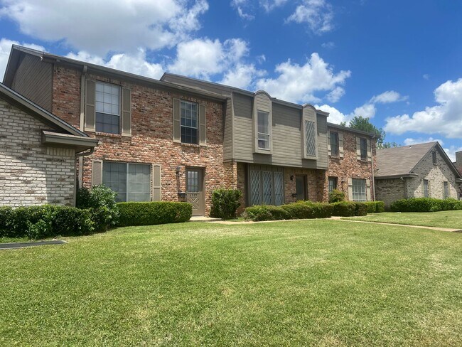 Building Photo - Townhome *LEASING SPECIAL AVAILABLE*